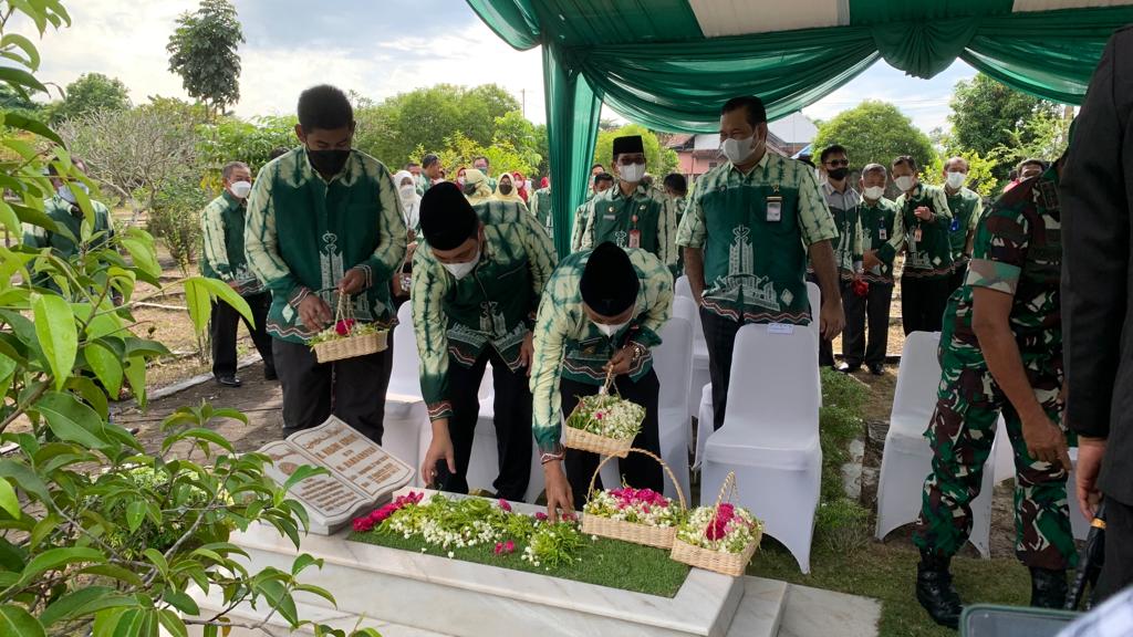 WhatsApp Image 2022-04-19 at 17.39.43 Peringati Hari Jadi Ke-23 Kota Banjarbaru, Aditya Ziarah Ke Makam Pemimpin Kota Terdahulu