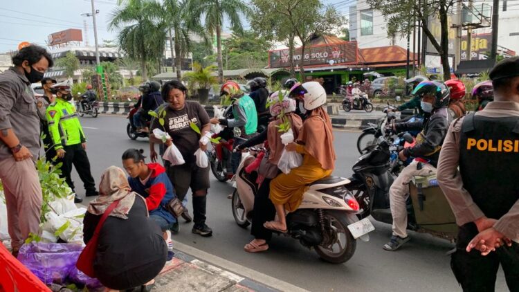 WhatsApp Image 2022-04-22 at 22.18.21 Peringati Hari Bumi Sedunia, Walhi Bagikan Bibit dan Takjil