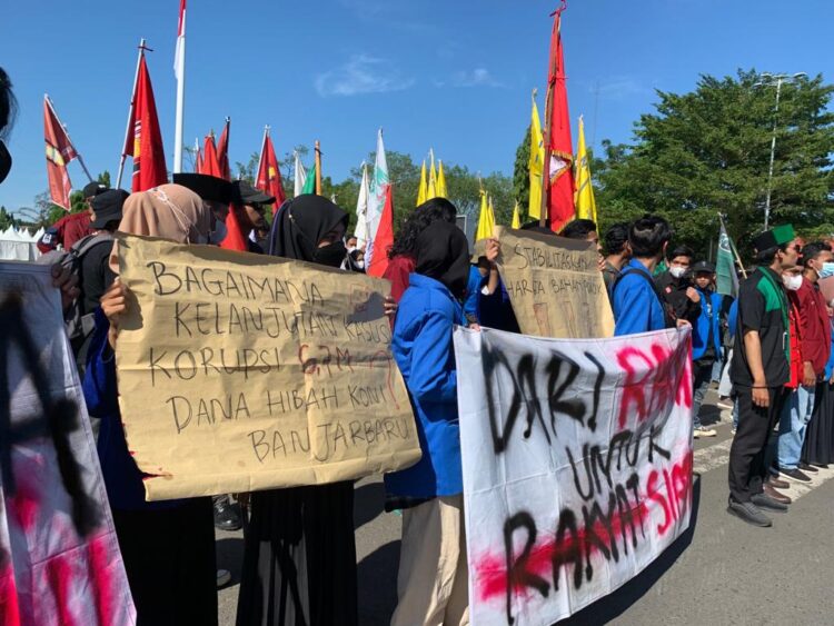Cipayung Plus Gelar Aksi Demonstrasi di Depan Balai Kota Banjarbaru Cipayung Plus Gelar Aksi Demonstrasi di Depan Balai Kota Banjarbaru