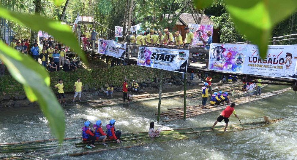 bamboo rafting menjadi salah satu andalan festival loksado
