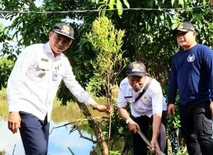 M Hilmi, Camat Karang Intan hijaukan bantaran Sungai Lihung Kecamatan Karang Intan