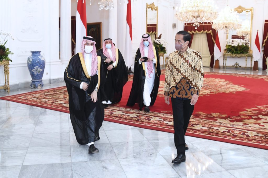 JOKOWI BANGUN DI MAKKAH PRESIDEN JOKOWI SAAT MENERIMA TAMU DARI ARAB SAUDI. FT SETKAB.GO.ID