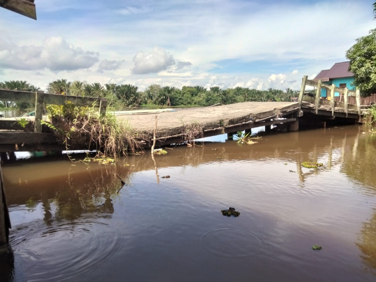jembatan penghubung memprihatinkan Jalan Penghubung di Kecamatan CLU Tapin, Rusak Parah