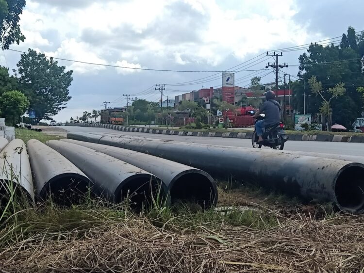 pemasangan pipa ptamib dinilai tidak transparan pemasangan pipa diduga milik ptamib sembarangan