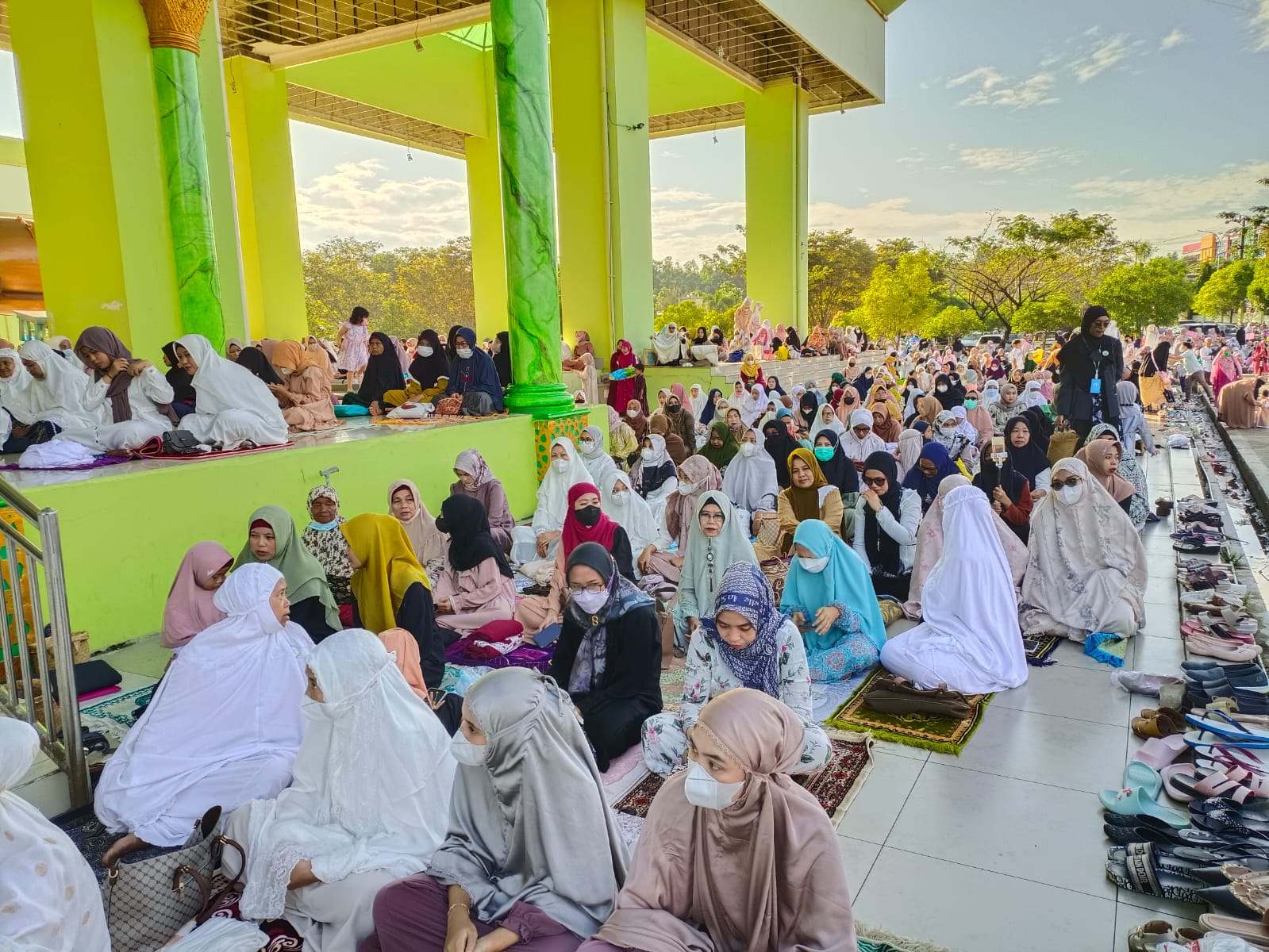 shalat ied Jamaah padati masjid agung