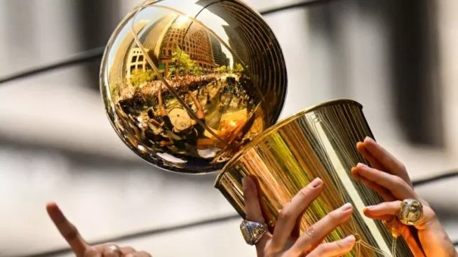 85878-trofi-juara-nba-diangkat-para-pemain-golden-state-warriors Golden State Warriors vs LA Lakers Jadi Laga Pembuka NBA 2022-2023