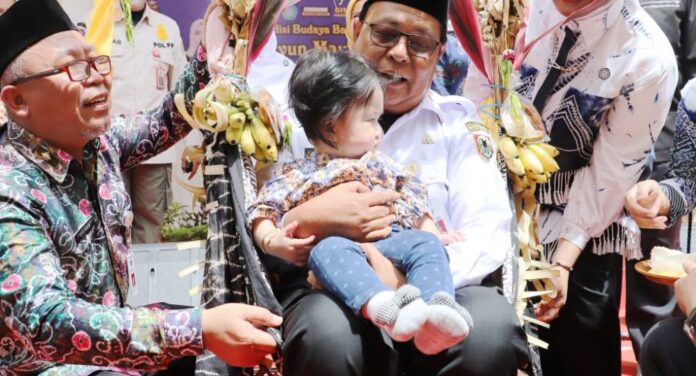 Paman Birin Ikut Ramaikan Prosesi Baayun Maulid