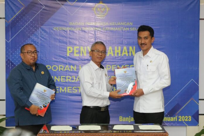 BPK Kalsel Serahkan LHP Kinerja ke Bupati Banjar