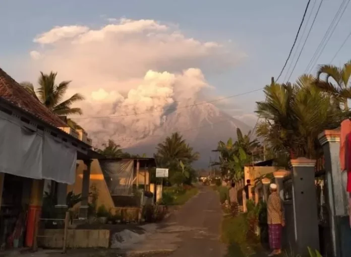 Gunung Semeru Semburkan APG Sejauh 6 KM
