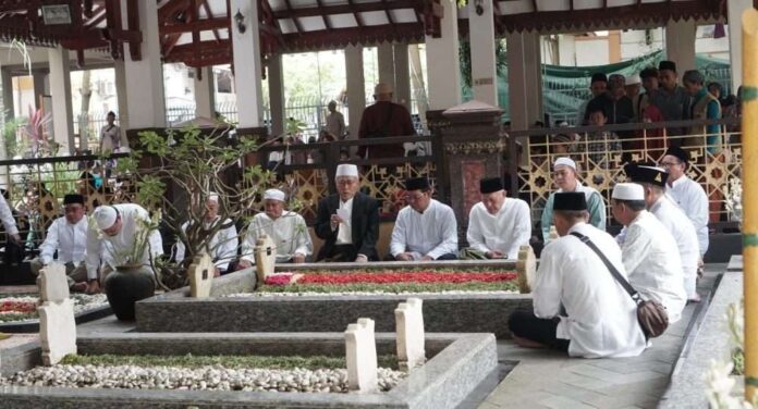 Bersama Para Ulama Paman Birin Ziarah ke Makam Gus Dur