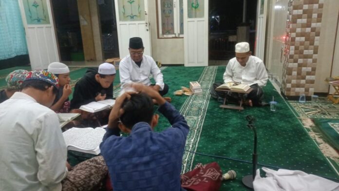 Bersama Warga Paman Birin Tadarus di Mushala Baiturrahman
