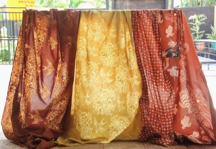 Warga Belangian Jadikan Limbah Kayu Ulin Pewarna Batik