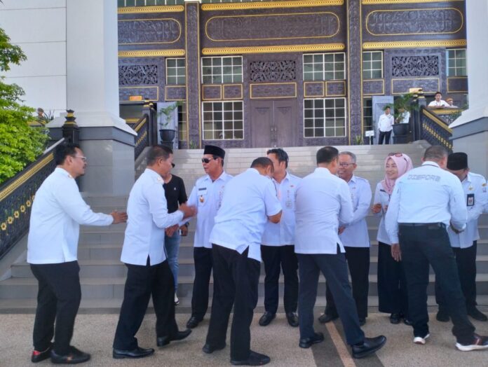 Paman Birin Halalbihalal Dengan Seluruh Pegawai Pemprov