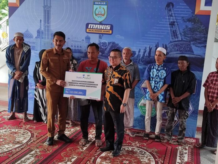 IMG-20230523-WA0014-1392x1044 Korban Kebakaran Di Pekauman Terima Bantuan Rp110 Juta