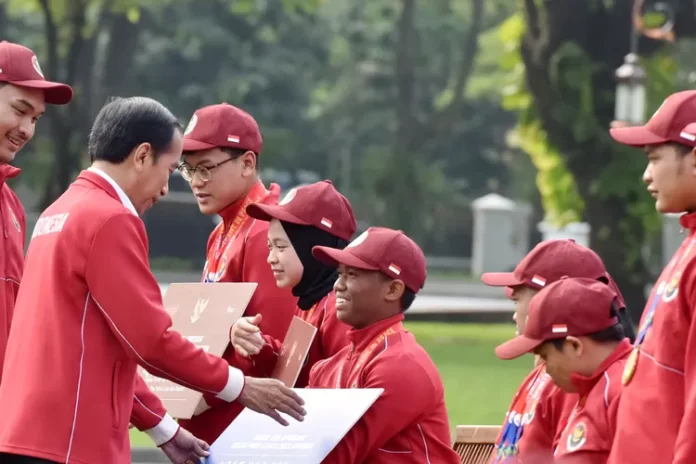 Presiden Serahkan Bonus Atlet Paragames Sebesar 320,5 Miliar