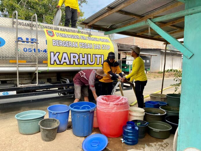 pupr kalsel bagikan air bersih
