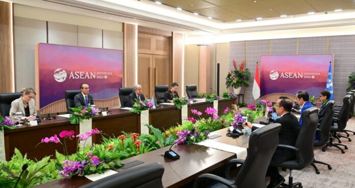 Disela KTT ke-43 ASEAN, Jokowi Bertemu Sekjen PBB