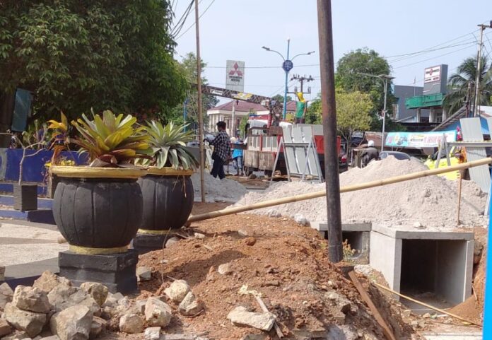 pembangungan pedestrian tugu selamat datang kota martapura