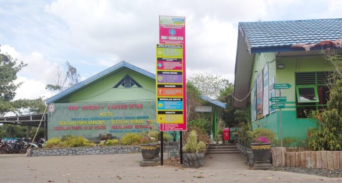 Kepsek SMAN 1 Karang Intan