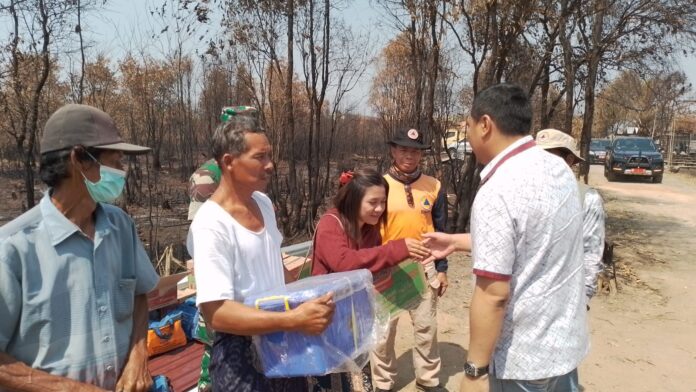 Pemko Banjarbaru Serahkan Bantuan Untuk Terdampak Karhutla