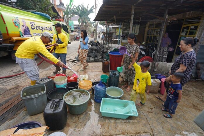 pembagian air bersih untuk warga cempaka