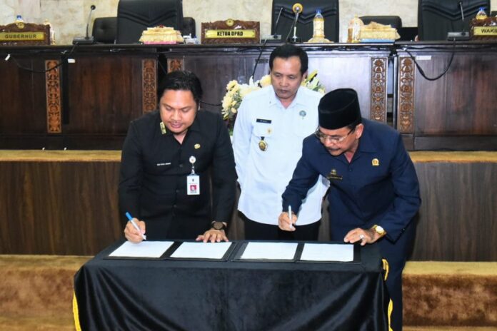 raperda pajak dan retribusi daerah ditetapkan jadi perda
