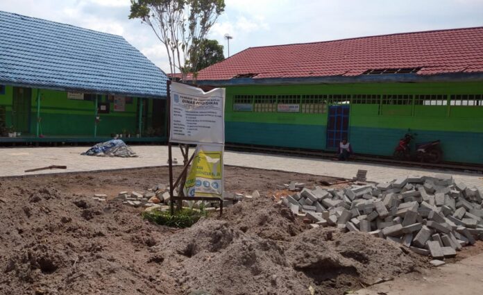 Lahan SDN Sungai Alat 1 Milik Pemdes, Proyek Paving Disdik Berlanjut