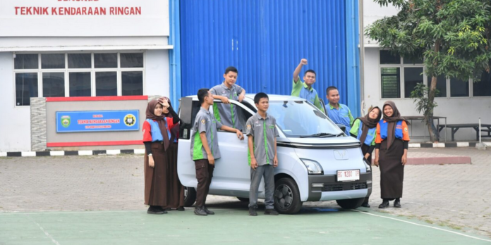 SMKN 2 Palembang dapat hadiah mobil listrik