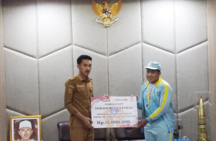 atlet berprestasi terima bonus Akhirnya Bupati Banjar Serahkan Bonus Atlet Berprestasi