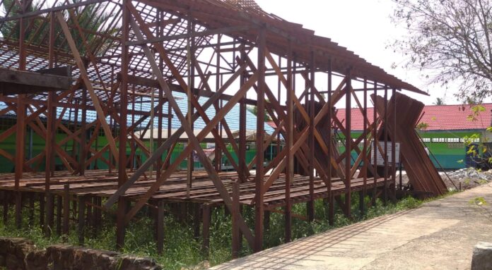 pemdes sungai alat bangun gedung serba guna di lahan sekolahan