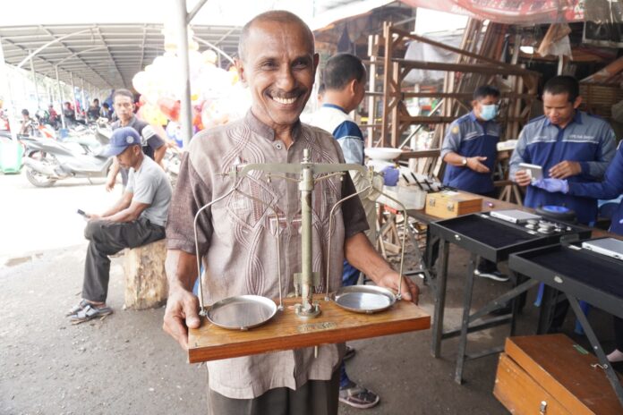 pedagang emas gembira timbangannya dilakukan tera ulang.
