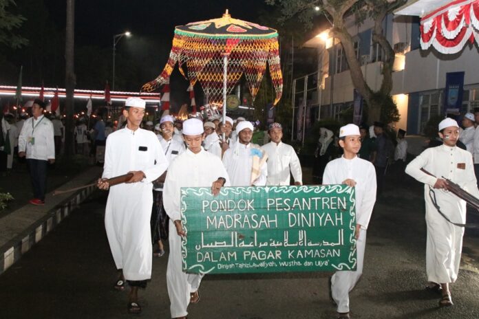 ribuan warga meriahkan kirab santri 2023