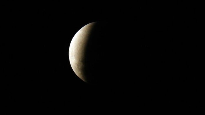 gerhana-bulan-sebagian-2_169