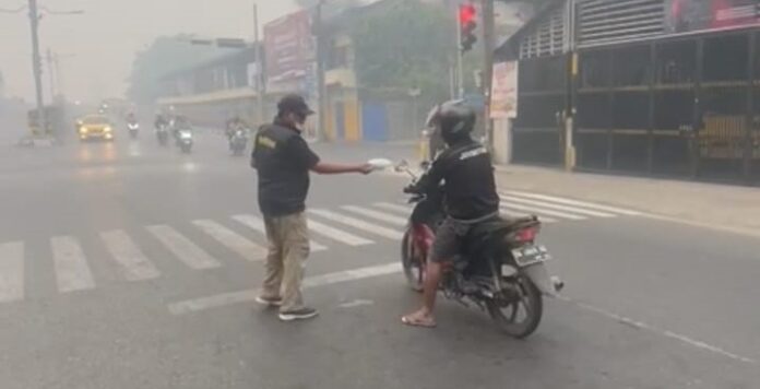 Kabut Asap Karhutla, Gubernur Bagikan Masker