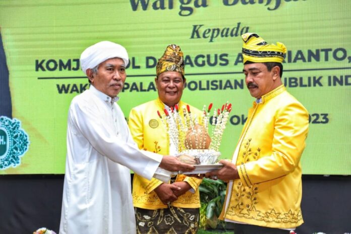 wakapolri terima gelar kehormatan warga banjar