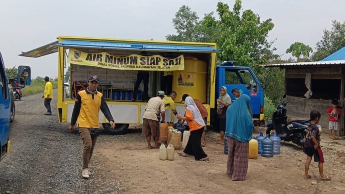 bantuan air untuk warga yang mengalami krisis air bersih