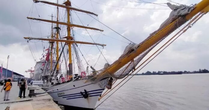kapal dewaruci sandar di banjarmasin