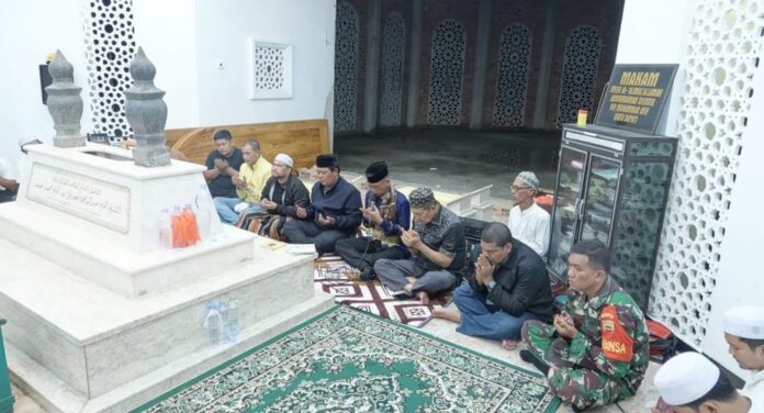 Di Riau Gubernur Kalsel Ziarah ke Makam Guru Sapat Kelahiran Dalam Pagar