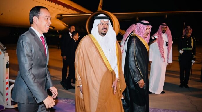 Presiden Jokowi Tiba di Riyadh untuk Hadiri KTT Luar Biasa OKI rapat darurat soal situasi di Gaza