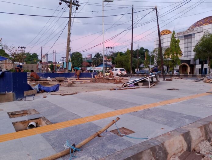 pengerjaan pedestrian tugu selamat datang