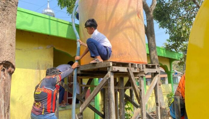 suplai air bersih di desa yang mengalami kekeringan