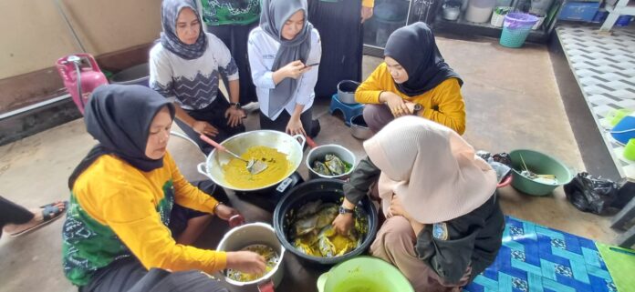 Melimpah, Ibu-ibu Awang Bangkal Barat Olah Ikan Nila Presto
