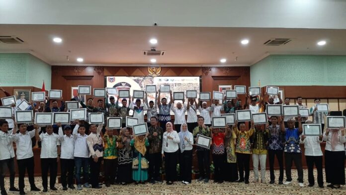 paman birin serahkan penghargaan proklim ke 171 desa