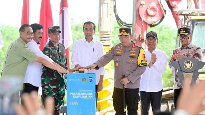 Presiden Joko Widodo melakukan peletakkan batu pertama Gedung Polres Khusus Kawasan Ibu Kota Nusantara (IKN), di Provinsi Kalimantan Timur, pada Kamis, 21 Desember 2023. Foto: BPMI Setpres