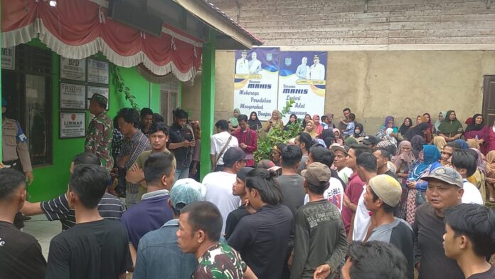 Kantor Pemerintahan Desa Awang Bangkal Timur didemo warga Kantor Pemerintahan Desa Awang Bangkal Timur didemo