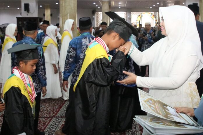 santri tk/tpa ikuti diwisuda