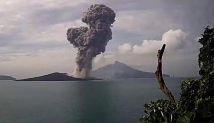 Gunung Anak Krakatau erupsi