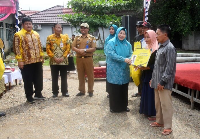 250 Keluarga di Aluh-Aluh Terima Bantuan Penyambungan Jaringan Listrik