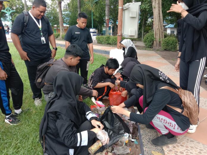 Green Generation Sambut Tahun Baru Dengan Aksi Bersih-bersih 