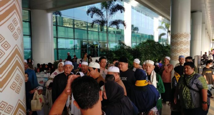 paman birin melepas 320 jamaah umrah